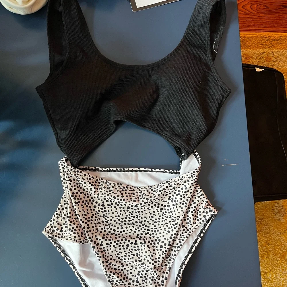 Super cute swim suit. Size medium - Picture 1 of 2